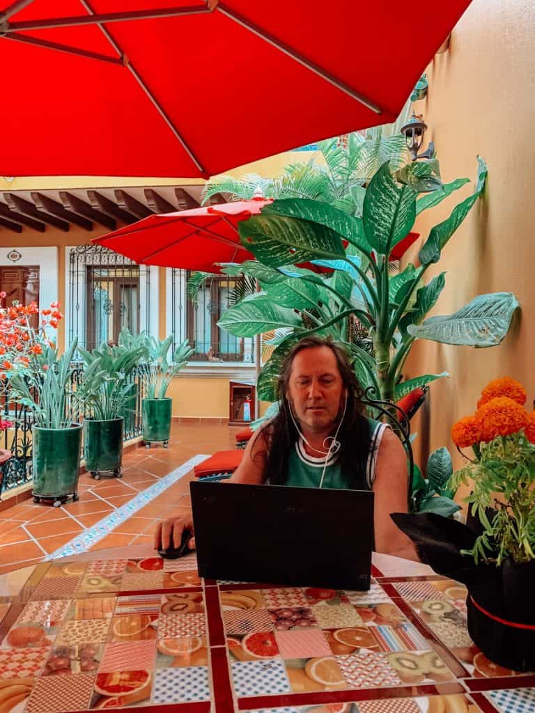 how to be a digital nomad and travel the world